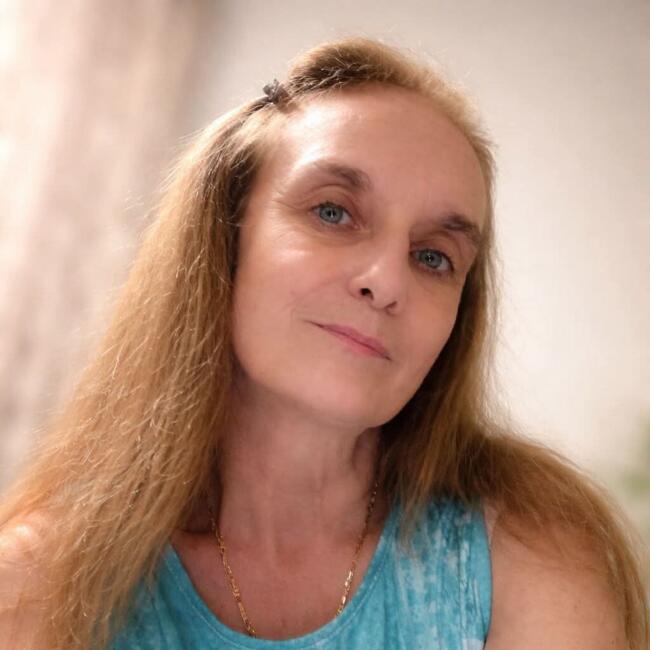 Babysitter in Karousádes: Pamela Louise Adlard