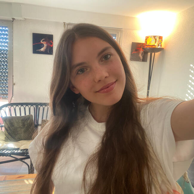 Babysitter in Saint-Martin-de-Valgalgues: Coline