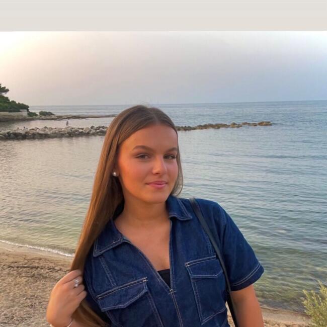 Babysitter in Châteauneuf-les-Martigues: Cloé