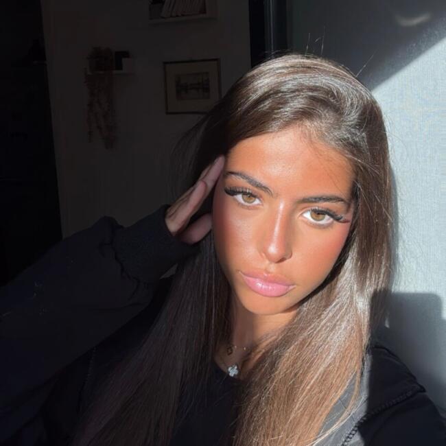 Babysitter in Paris: Lou Camille
