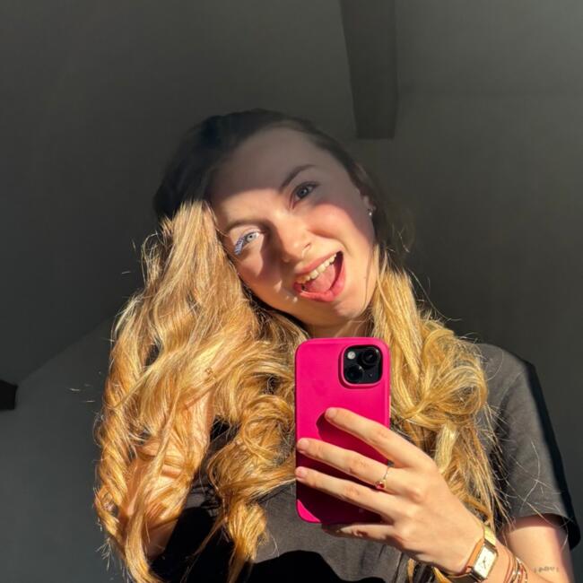 Babysitter in Devecey: Hayley