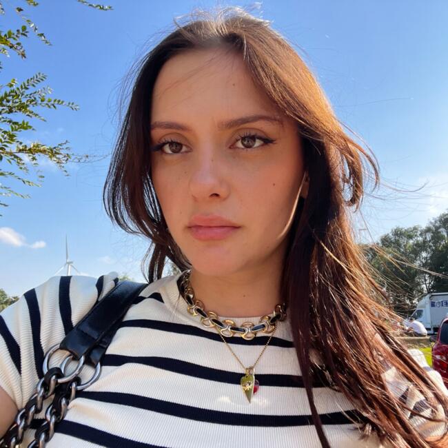 Babysitter in Sint-Gillis: Lily