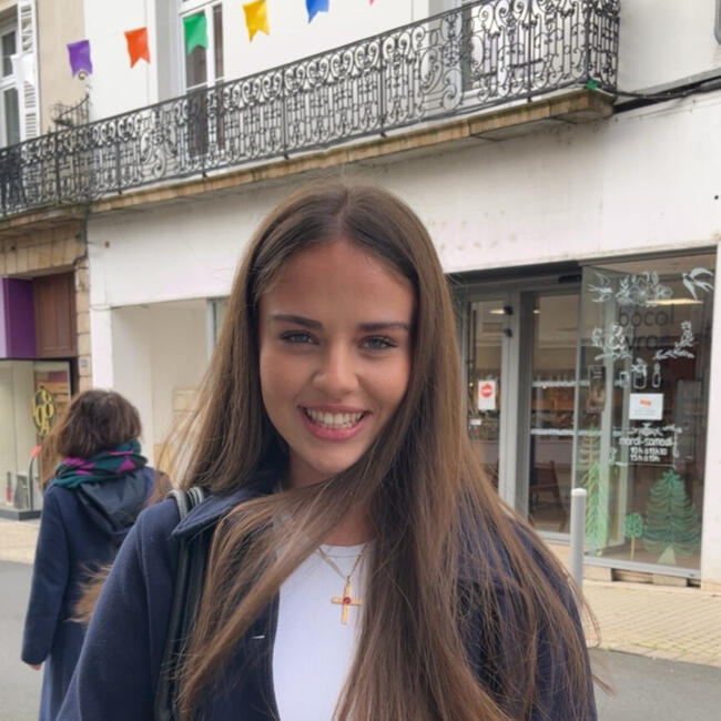 Babysitter in Cholet: Delia