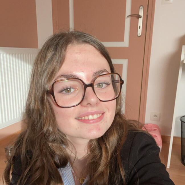 Babysitter in Yffiniac: Manon