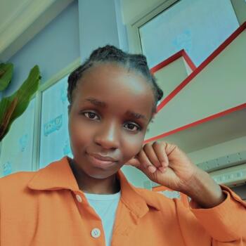 جليسة أطفال في الريان: Mary