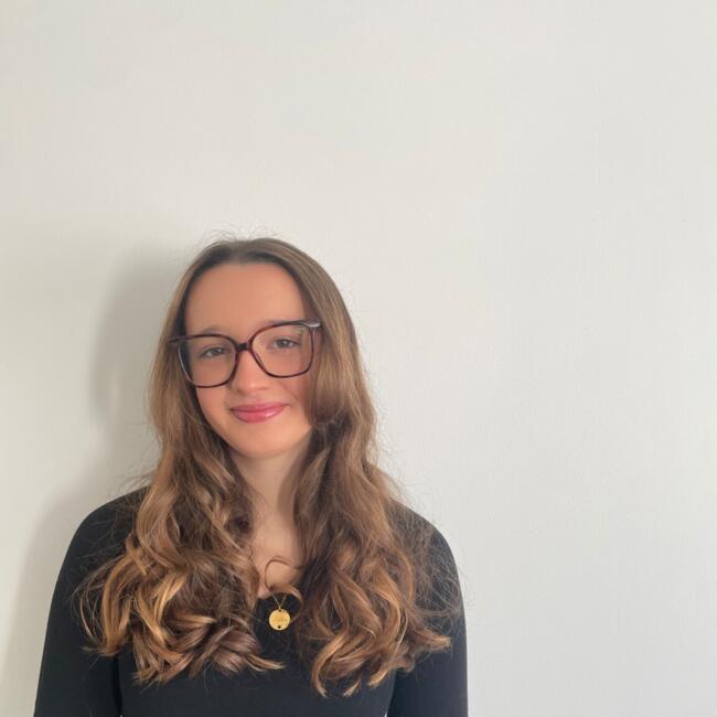 Babysitter in Miremont: Laura