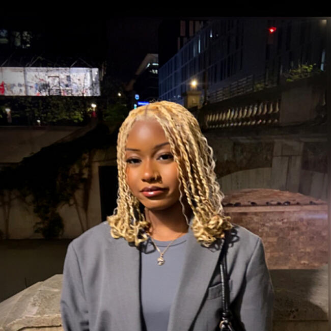 Babysitter in Paris: Fatim