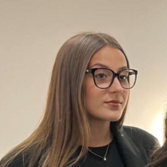 Babysitter in Saint-Just-Malmont: Léana