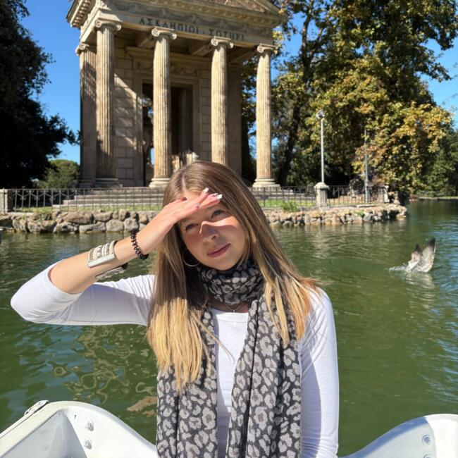 Babysitter in Exeter: Izzy