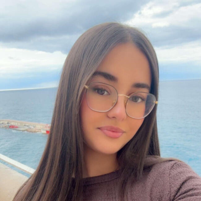 Babysitter in Marseille: Lena