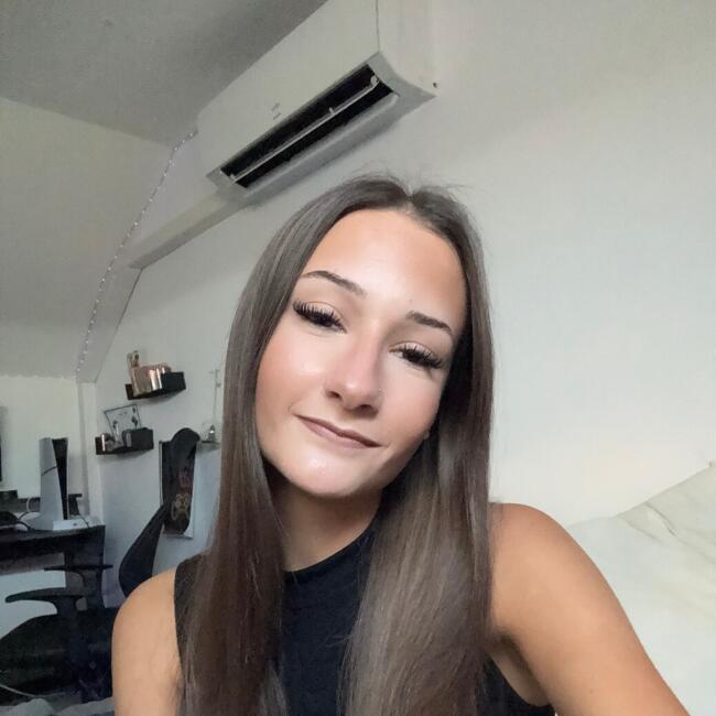Babysitter in Saint-Germain-du-Puy: Camille