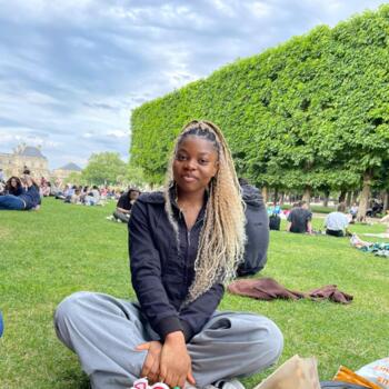 Babysitter in Paris: Hilary