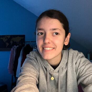 Babysitter in Saint-Bonnet-près-Orcival: Elsa