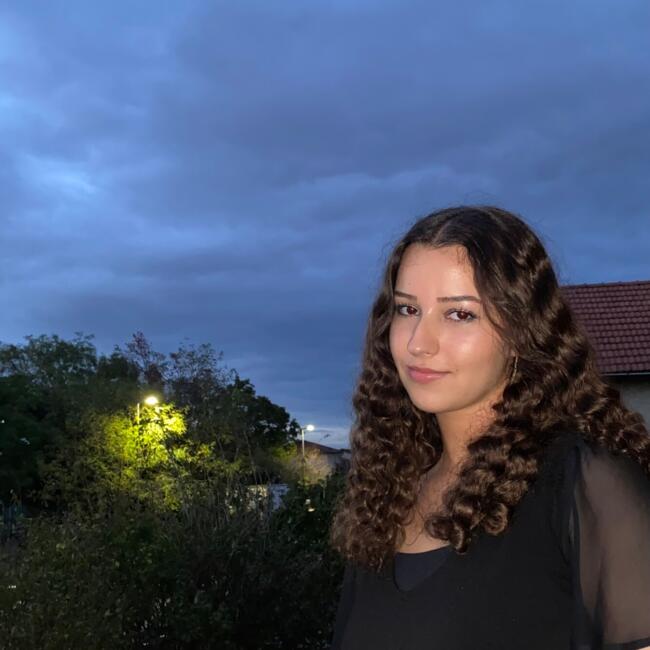 Babysitter in Saint-Bonnet-de-Mure: Ines