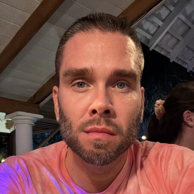 وظيفة جليسة أطفال في دبي: William