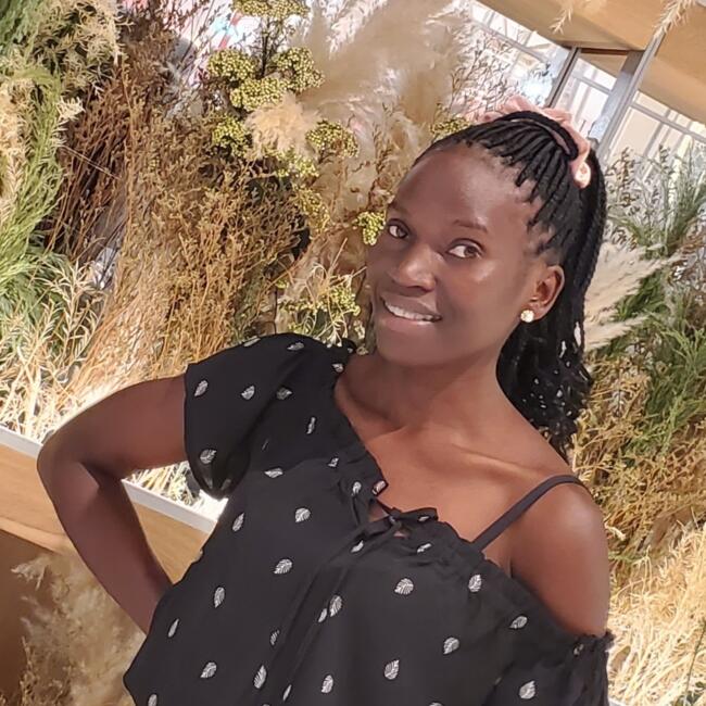 Babysitter in Dubai: Vivienne