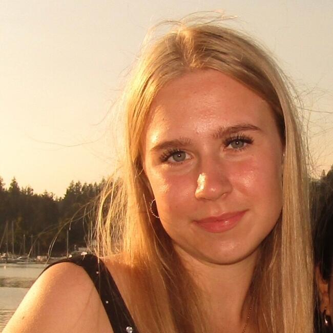 Baby-sitter in Surrey: Eva