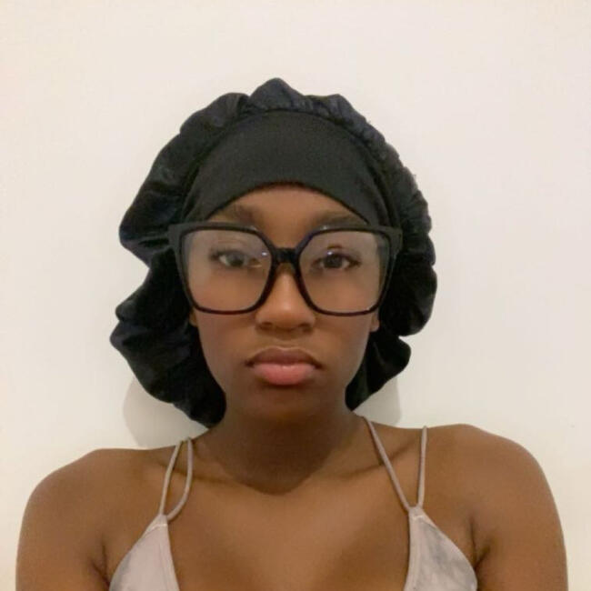 Babysitter in Saint-Germain-du-Puy: Lily