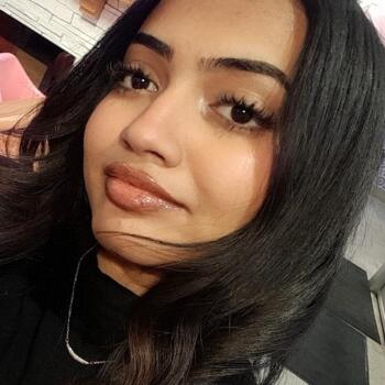 Baby-sitter Calgary: Esha