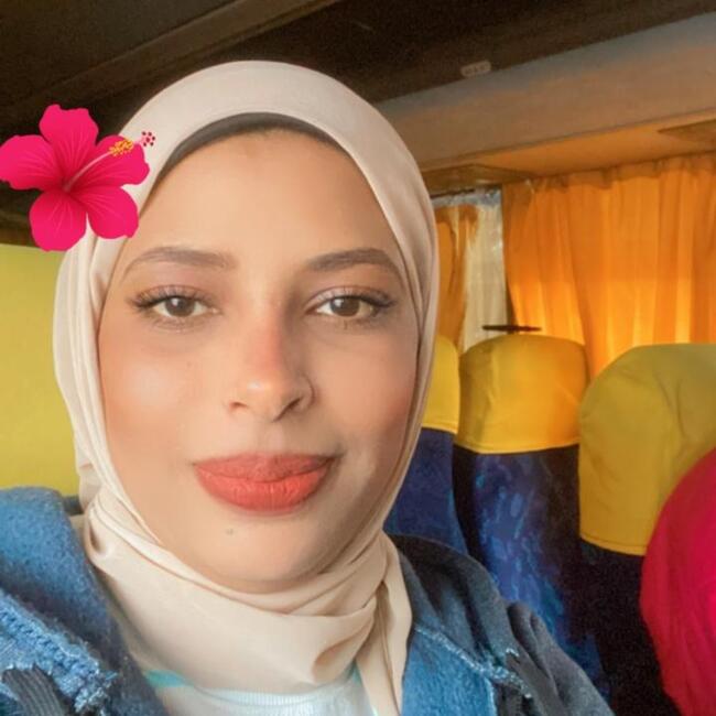 جليسة أطفال في الرمل: Wafaa