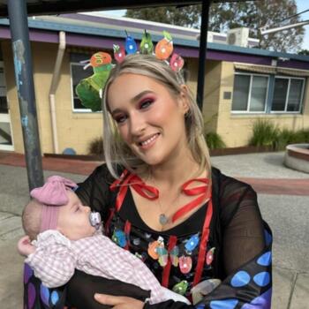Babysitter in Bass: Courtney