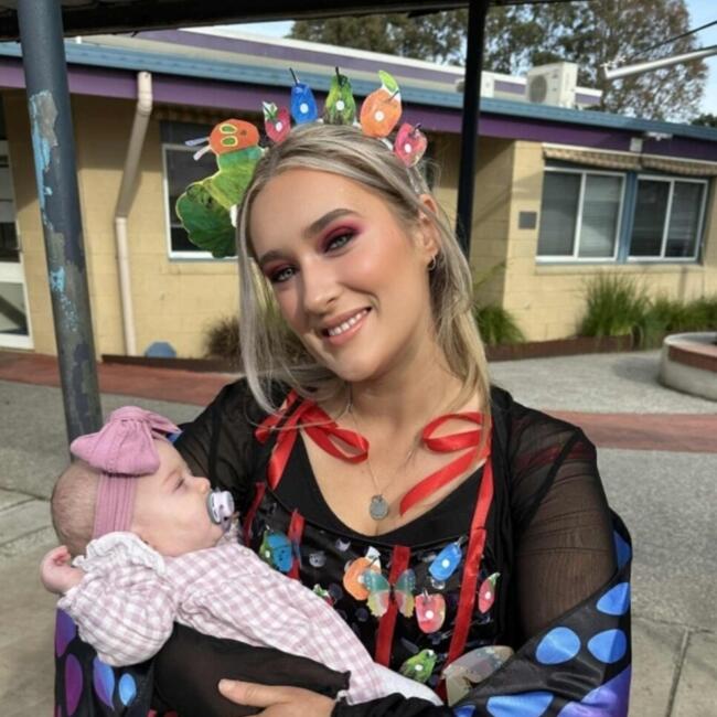 Babysitter in Bass: Courtney