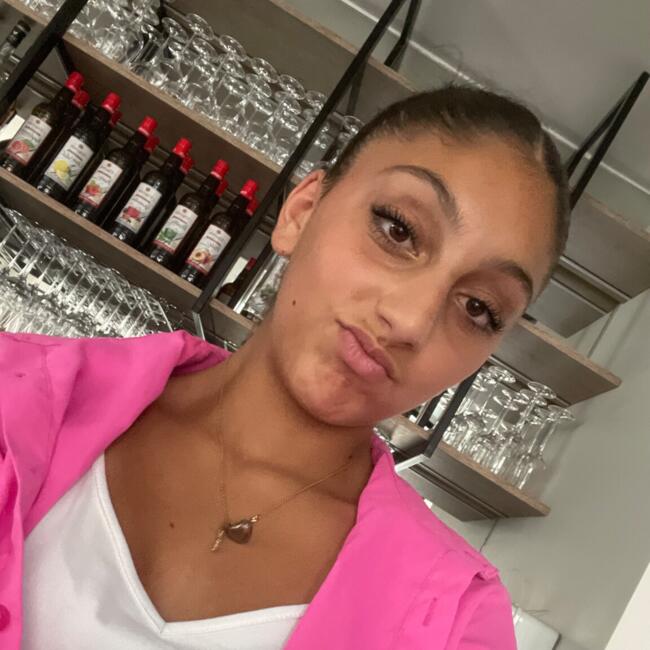 Babysitter in Saint-Chamas: Syrine