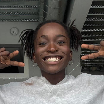 Baby-sitter in Winnipeg: Ara