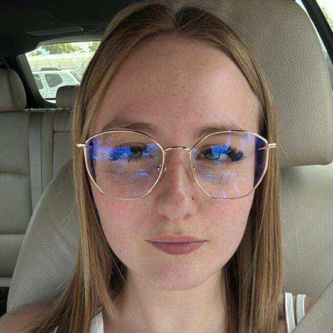 Babysitter in Chapelle-lez-Herlaimont: Keyria