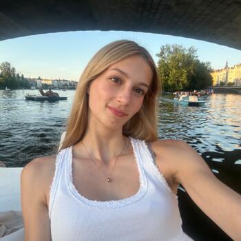 Babysitter Budapest: Dóra