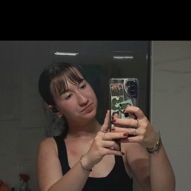 Babysitter in Saint-Perreux: Jade