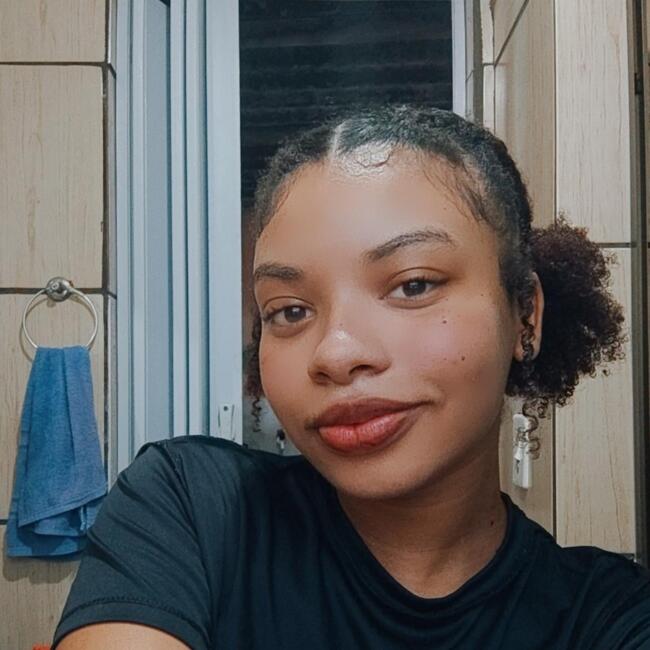 Babysitter in São Vicente: Larissa