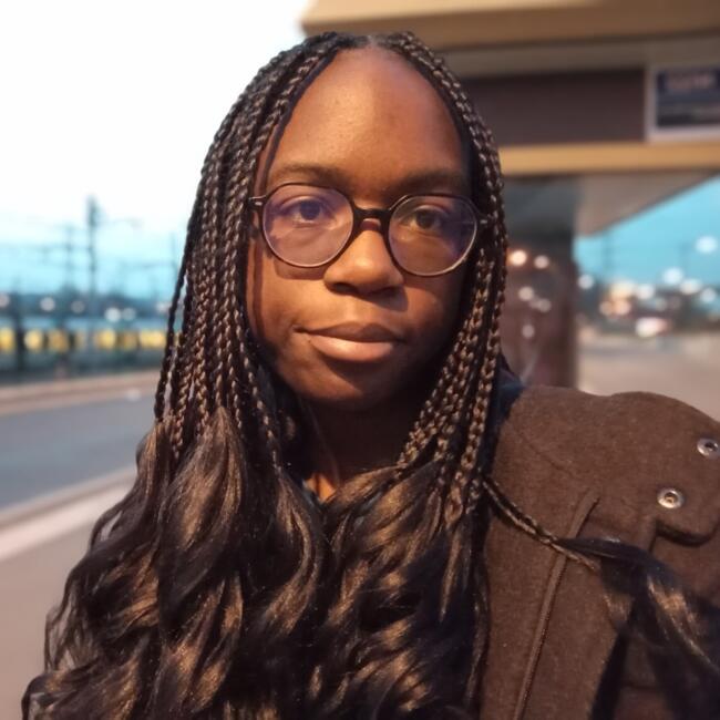 Babysitter in Palaiseau: Esther