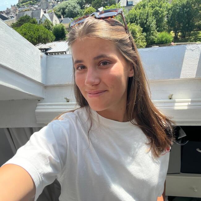 Babysitter in Arromanches-les-Bains: Fleur