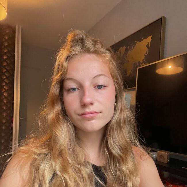 Babysitter in Saint-Laurent-de-la-Prée: Emma