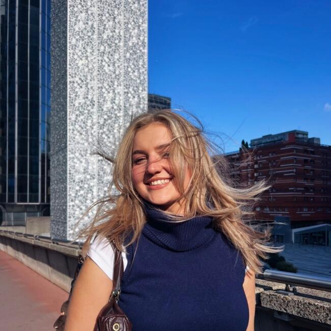Babysitter in Courbevoie: Annia