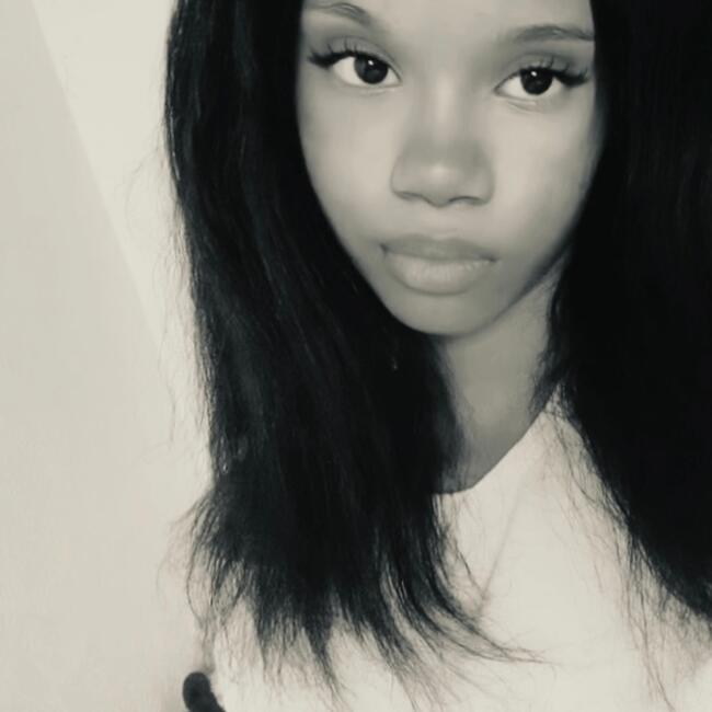 Babysitter in Le Chevain: Louise