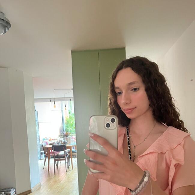 Babysitter in Rennes: Nina