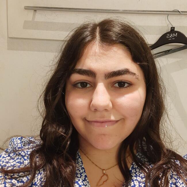 Babysitter in London: Hala