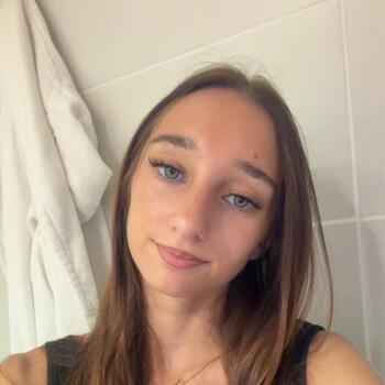 Babysitter in Cannes: Clemence