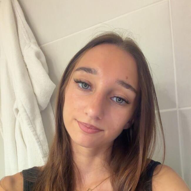 Babysitter in Cannes: Clemence