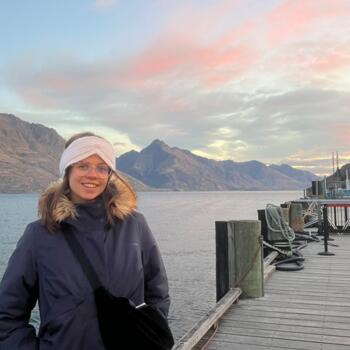 Babysitter in Queenstown: Lola