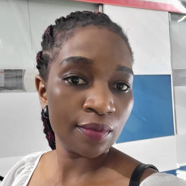 جليسة أطفال في إمارة الشارقة: Florence