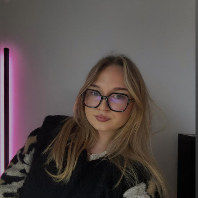 Babysitter in Warlus: Nelia