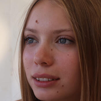 Babysitter in Saint-Médard-d'Eyrans: Elisa