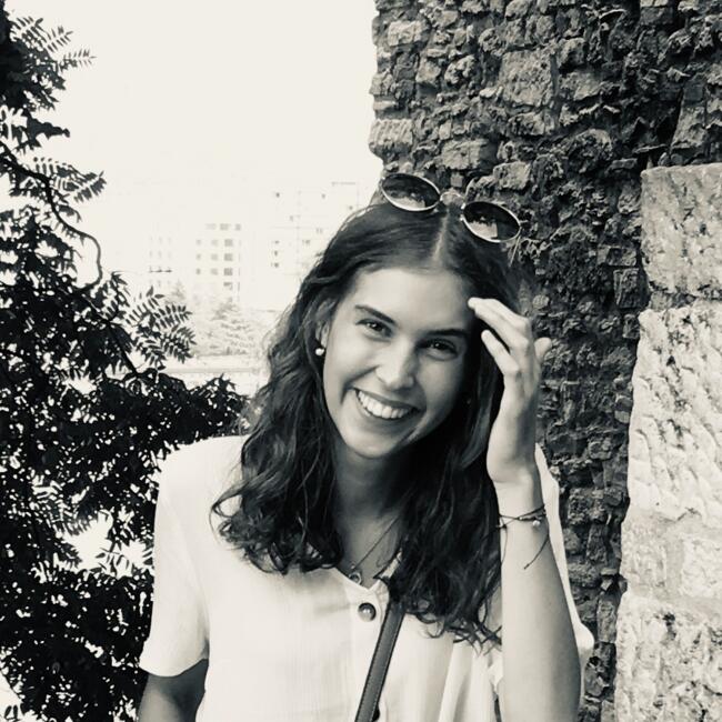Babysitter in Budapest: Dora