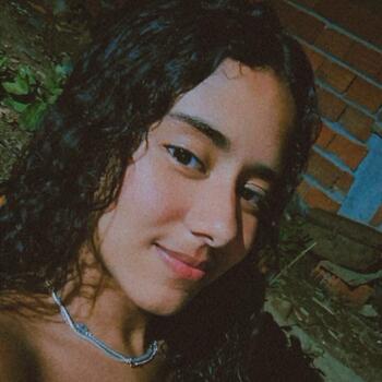 Babysitter in São Sebastião: Larissa