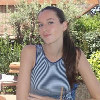 Babysitter in Cannes: Lara