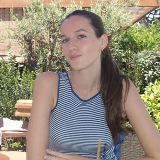 Babysitter in Cannes: Lara