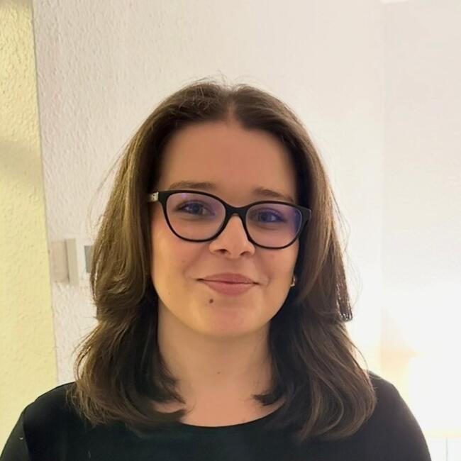 イルキルシュ＝グラフェンスタデン のベビーシッター: Zellie